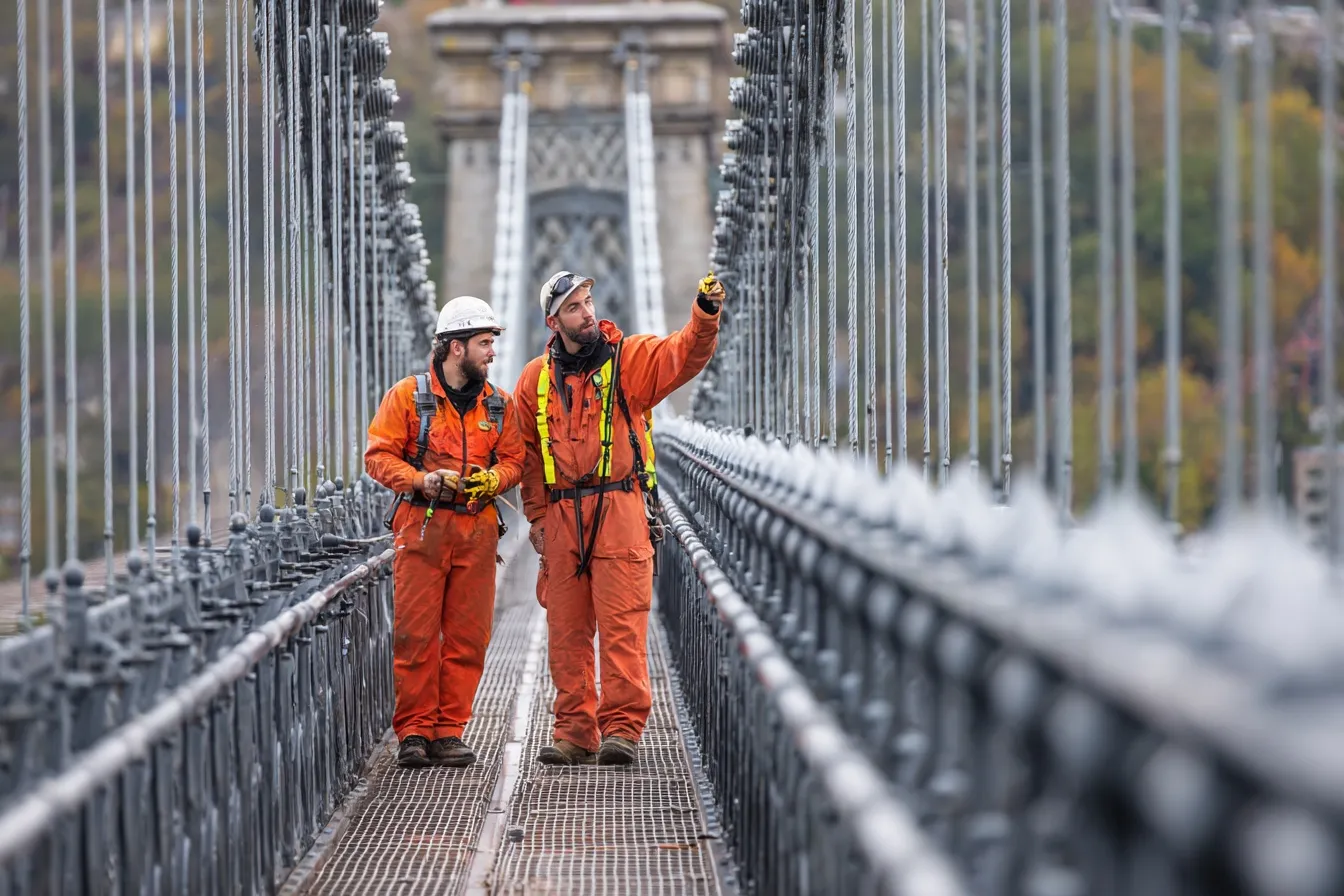 Hypotenuse Calculator — use a²+b²=c² to compute c (exact/decimal) with unit handling and step‑by‑step Pythagorean steps.