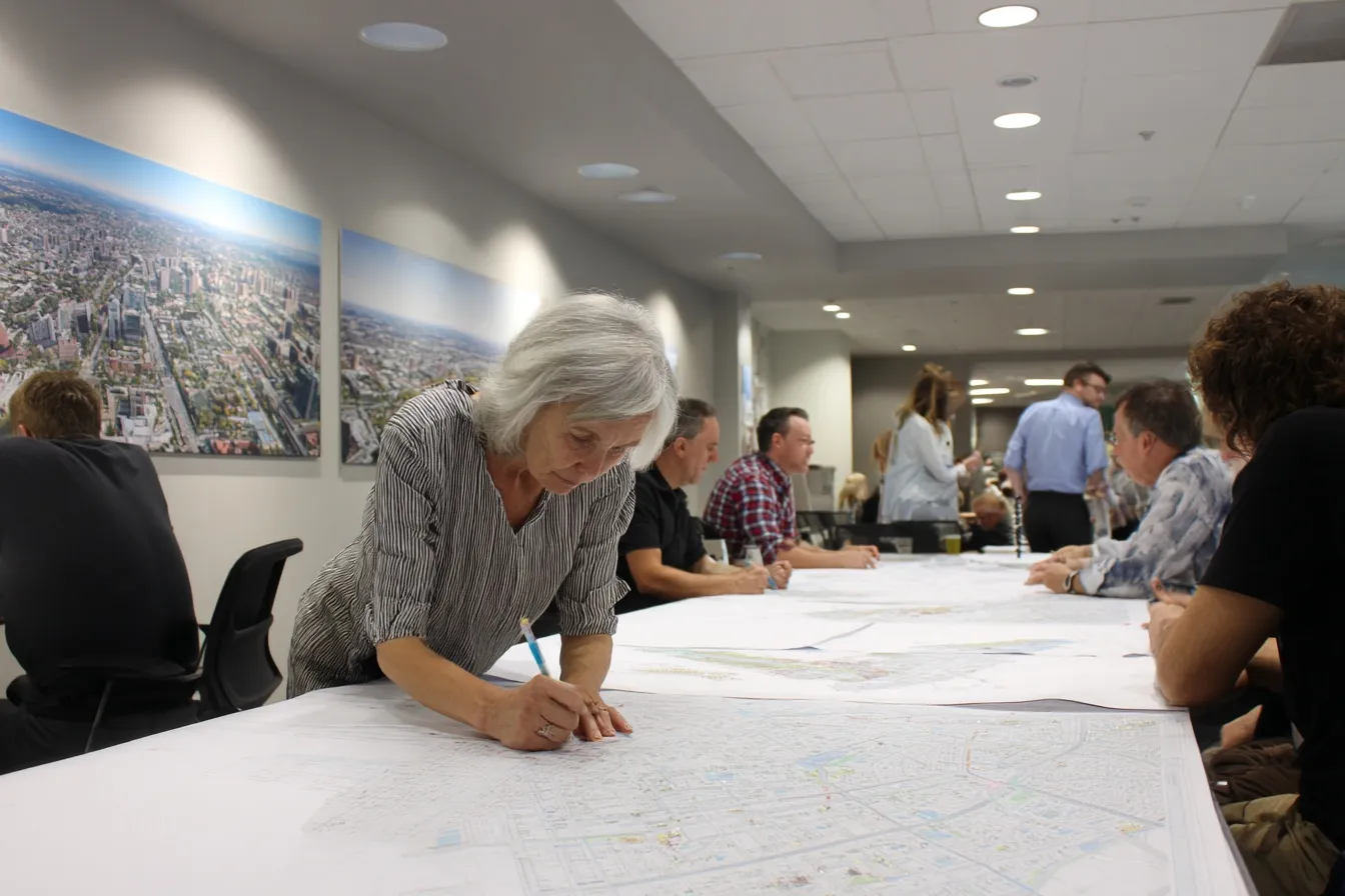 Midpoint Formula Calculator entering two points and computing ((x₁+x₂)/2,(y₁+y₂)/2) with a clear diagram.
