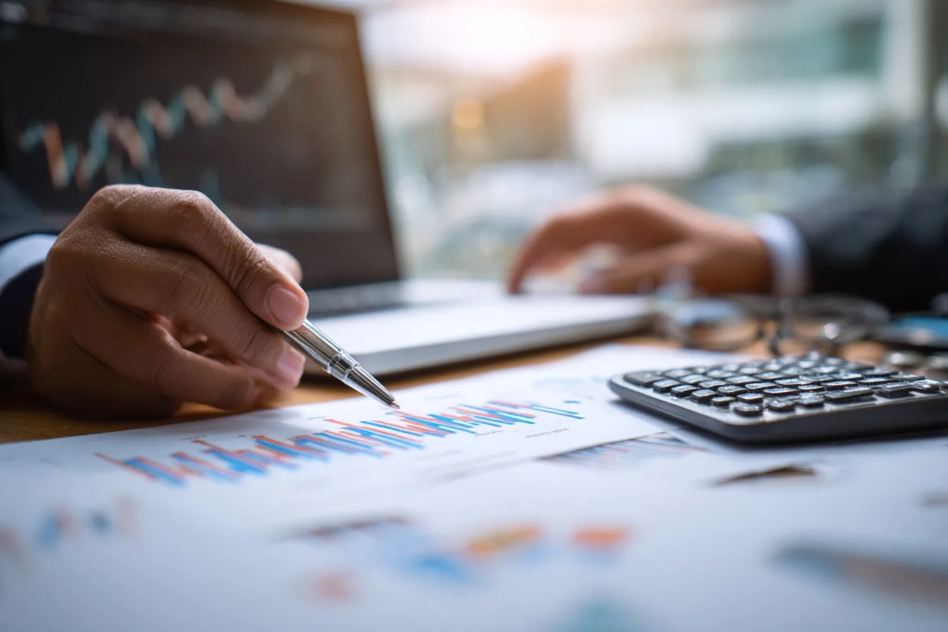 Quotient Rule Calculator — differentiate u/v using (u′v − uv′)/v², with clear step‑by‑step simplification.